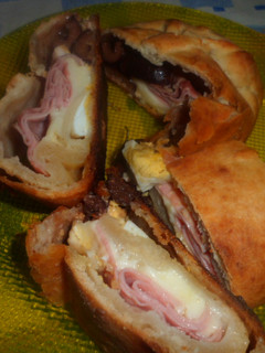 Una foto de Rollo con masa de pizza y algo más