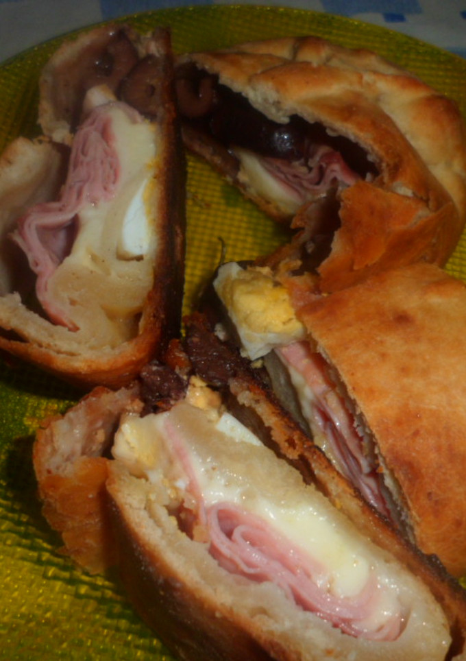 Una foto de Rollo con masa de pizza y algo más