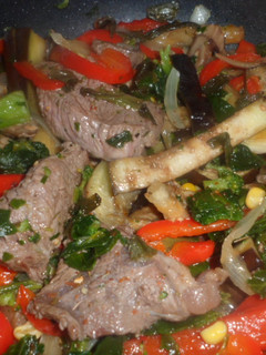 Una foto de Carne con verduras al wok