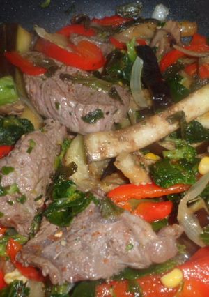 Una foto de Carne con verduras al wok