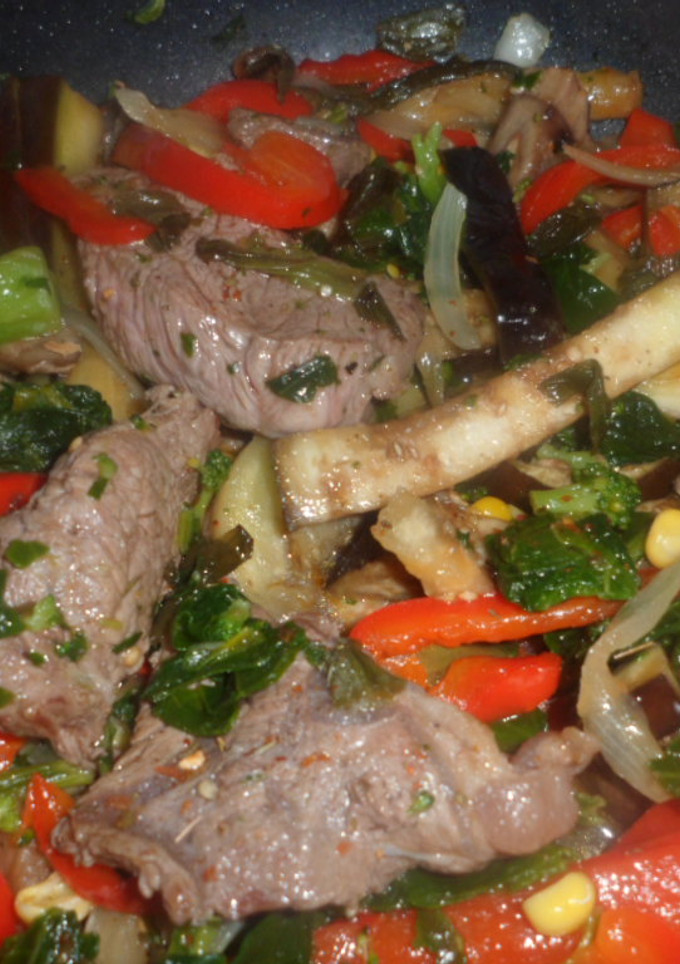 Una foto de Carne con verduras al wok