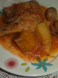 Una foto de Pollo con crema y hongos