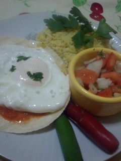 Una foto de Huevos a la ranchera con pico de gallo