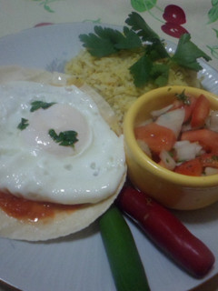 Una foto de Huevos a la ranchera con pico de gallo