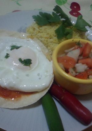 Una foto de Huevos a la ranchera con pico de gallo