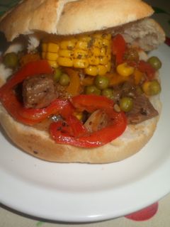 Una foto de Guiso de verduras y carne en pan casero