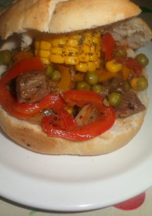 Una foto de Guiso de verduras y carne en pan casero