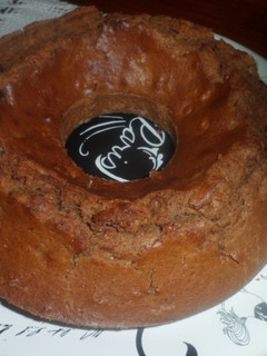 Una foto de Exquisita torta integral de ciruelas y nueces