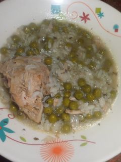 Una foto de Pollo con arroz y arvejas