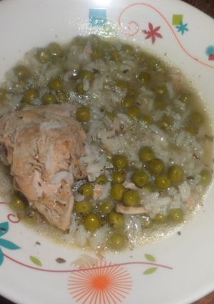 Una foto de Pollo con arroz y arvejas