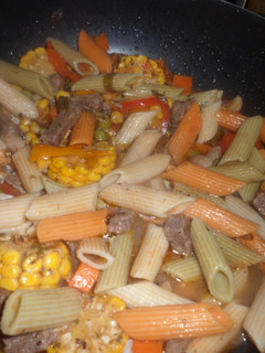 Una foto de Mostacholes de colores al wok