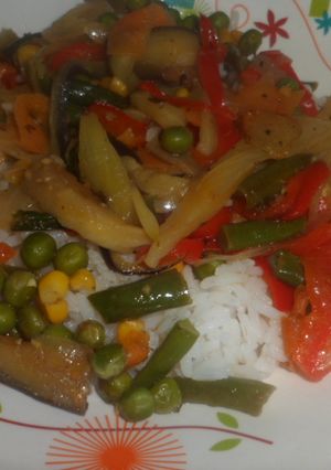 Una foto de Arroz blanco con verduras al wok