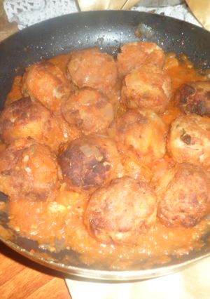 Una foto de Albóndigas de ricota con salsa