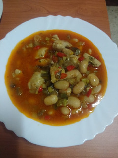 Una foto de Guiso de ratatouille con judiones y pollo