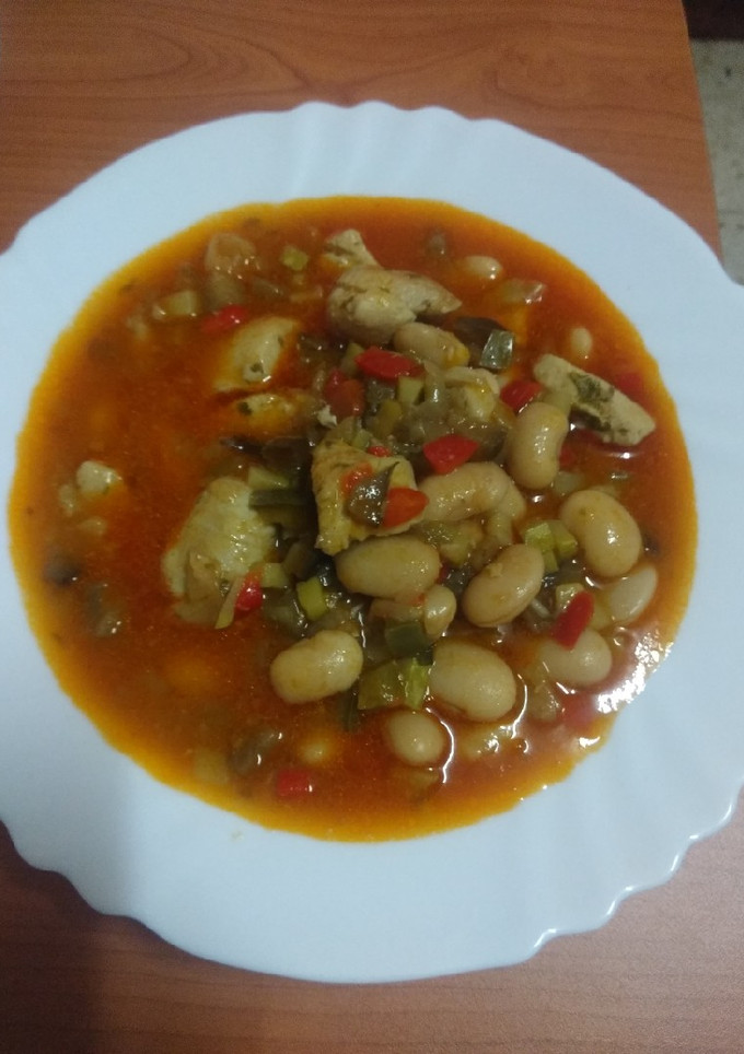 Una foto de Guiso de ratatouille con judiones y pollo