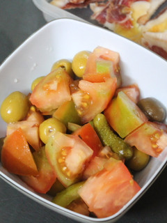 Una foto de Ensalada simple de tomate y encurtidos