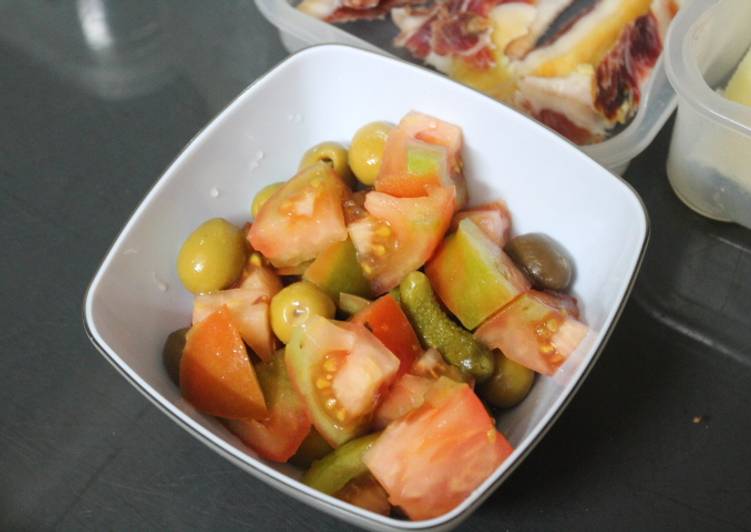 Ensalada simple de tomate y encurtidos