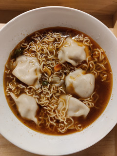 Una foto de Noodles con gyozas