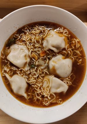 Una foto de Noodles con gyozas