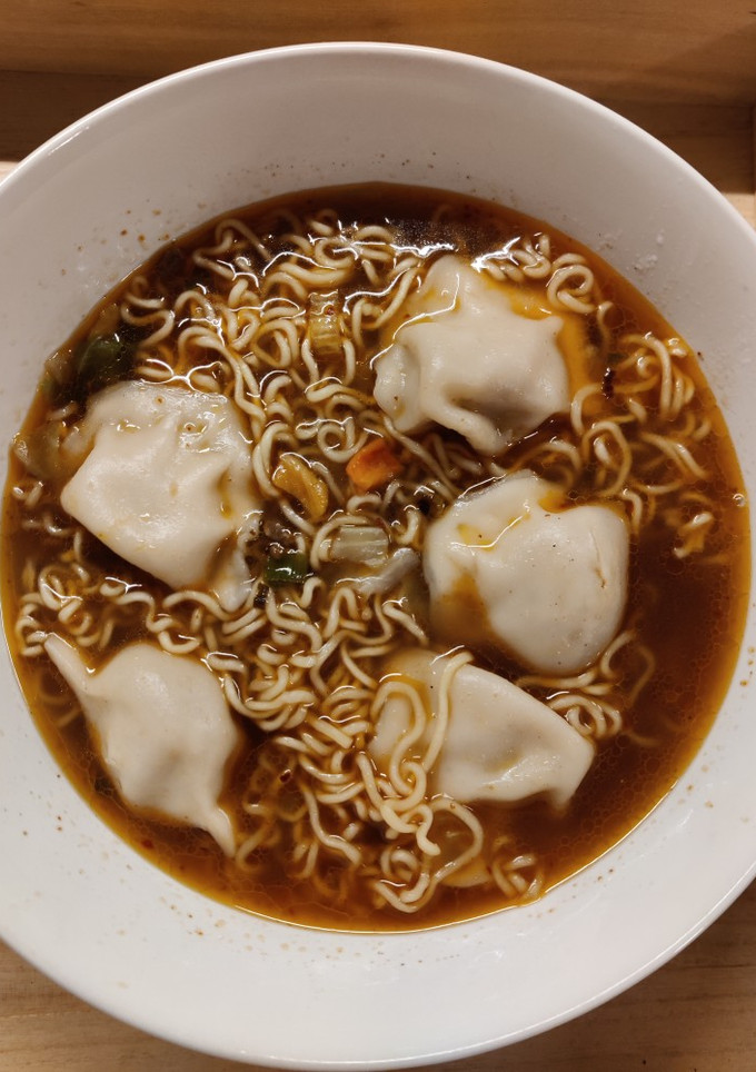Una foto de Noodles con gyozas