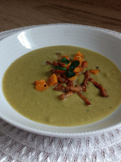 Una foto de Crema de calabacín y guisantes