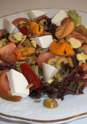 Una foto de Ensalada de mejillones y queso blanco