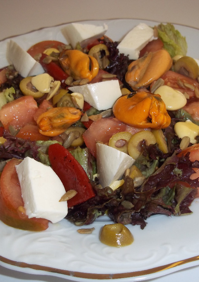 Una foto de Ensalada de mejillones y queso blanco