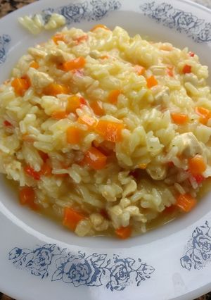 Una foto de Arroz salteado con pollo