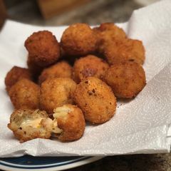 A picture of Macroni cheese Balls.