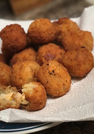A picture of Macroni cheese Balls.