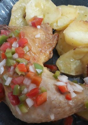 Una foto de Pollo y papas al horno super jugosa 😍