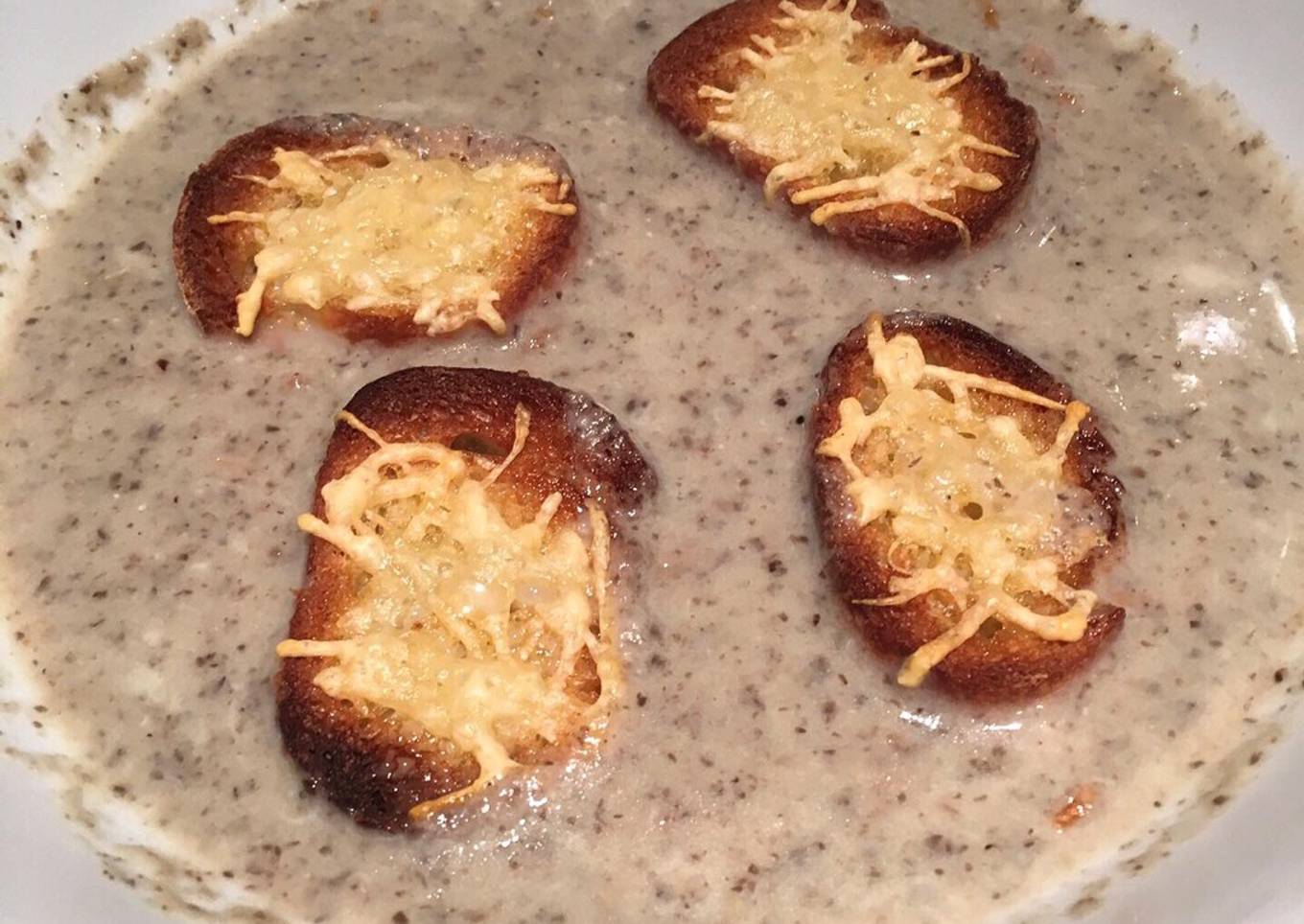 Velouté de champignons au bleu et ses croûtons gratinés