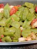Judías verdes con gambones y tomate cherry