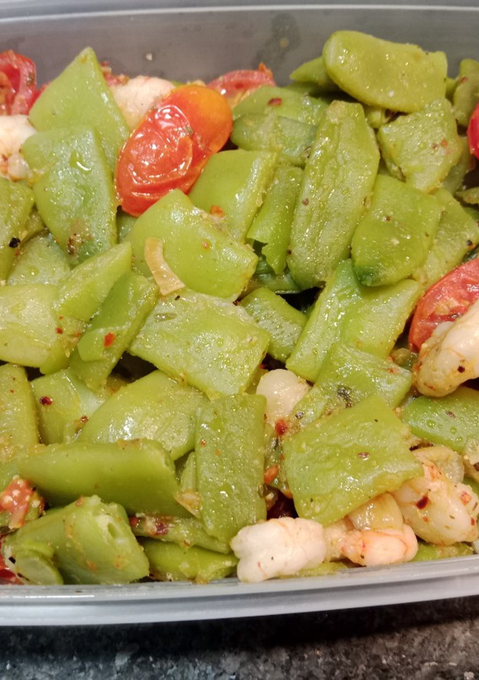 Una foto de Judías verdes con gambones y tomate cherry