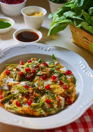 A picture of Crispy Palak Patta Chaat.