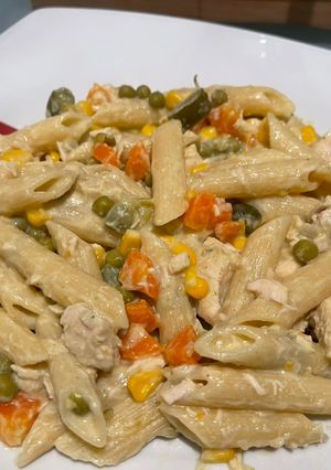 Tejszínes-zöldséges csirke penne tésztával recept fotója