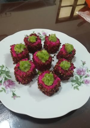 A picture of Quinoa Uramaki Rolls.