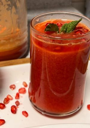 A picture of Orange and Pomegranate Juice.