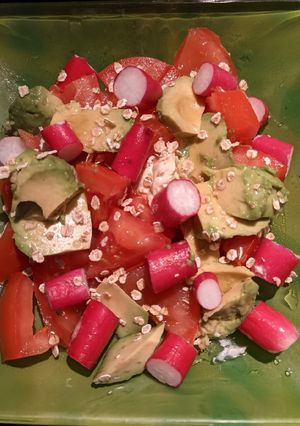 Une photo de Salade avocat radis tomate brie savarin flocon d'avoine
