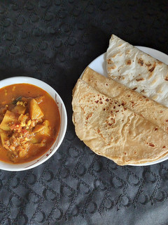 वांगबटाटा चवळी मसाला रस्सा (VangBatata Chavli Masala Rassa Recipe In Marathi) रेसिपी चे मुख्य फोटो