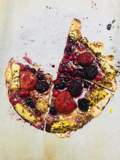 Una foto de Pizza dulce de frutas del bosque.