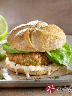 Φωτογραφία της συνταγής Burger με μπιφτέκι σολομού με γλυκιά & καυτερή σως