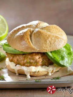 Φωτογραφία της συνταγής Burger με μπιφτέκι σολομού με γλυκιά & καυτερή σως