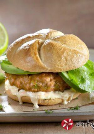 Φωτογραφία της συνταγής Burger με μπιφτέκι σολομού με γλυκιά & καυτερή σως