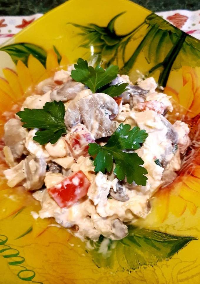 Салат з курячого філе та печериць