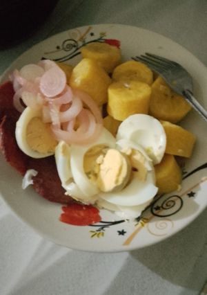 Una foto de Plátano maduro con huevo y salami