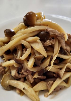 蒜味雙菇(杏鮑菇.鴻喜菇)炒肉絲 的食譜成品照片