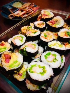 Una foto de Sushi nori-maki con palta y atún en escabeche Japonés ABOCADOTECCAMAKI🇺🇾🇯🇵アボカド鉄火巻きDía del Sushi2021