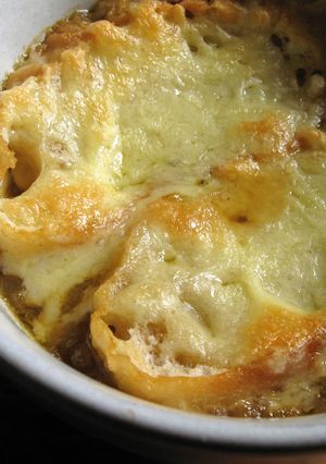 A picture of French Onion Soup.