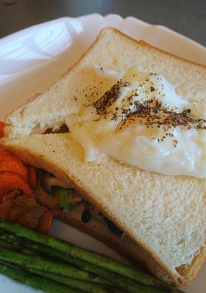 連假水波蛋鮪魚吐司 的食譜成品照片